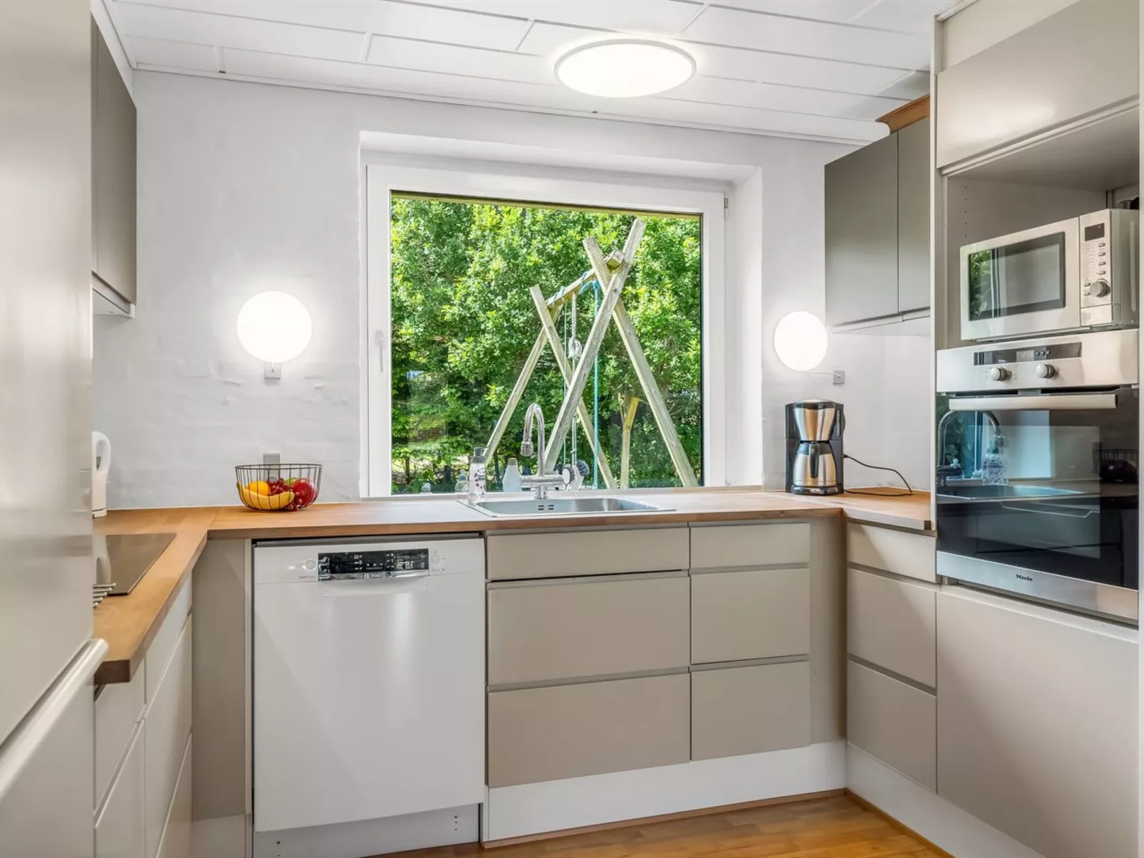 "Ebon" -  from the sea - Binnen