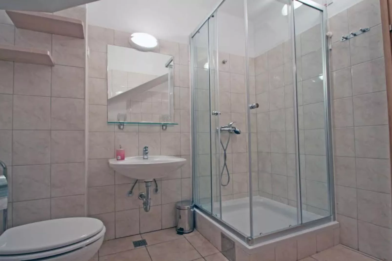 Beachfront Apartments Tamarix - Superior One Bedroom Apartment (Grand) 5 - Badkamer