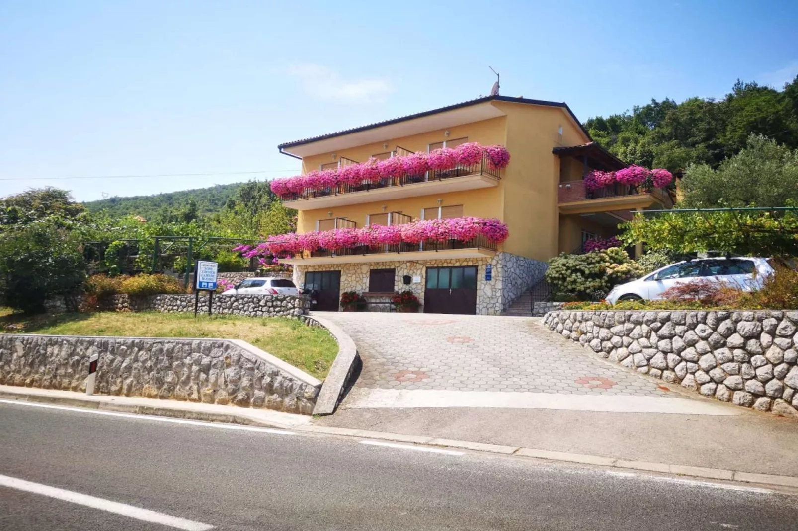 Scenic Retreat Rooms and Family Apartments - One Bedroom Apartment with Terrace - Buitenlucht