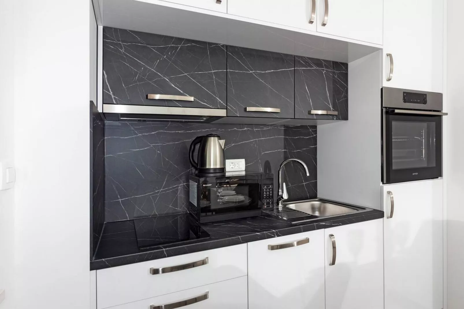 Modern Apartments with Private Balcony - Premium One Bedroom Apartment (Owner S2) - Keuken