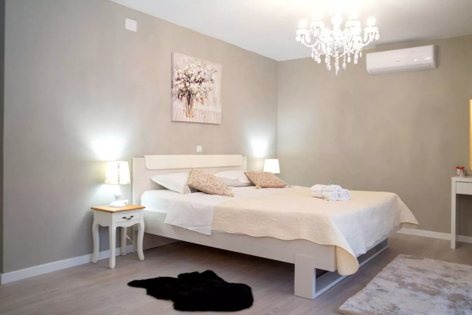 Peaceful Escape with Mountain Views, Heated Pool and Modern Amenities in Radošić - Four Bedroom Villa - Slaapkamer