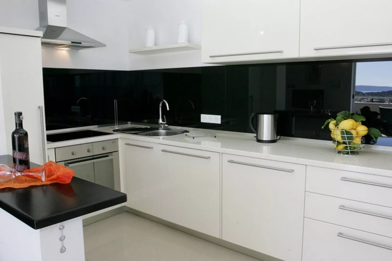 Okrug Gornji Luxurious Escape Villa with Pool - Five Bedroom Villa with Pool - Keuken