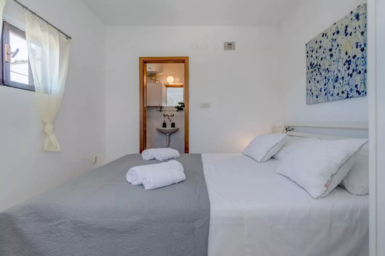 Seaside Getaway Holiday Home with Patio Slatine - Three Bedroom Holiday Home - Slaapkamer