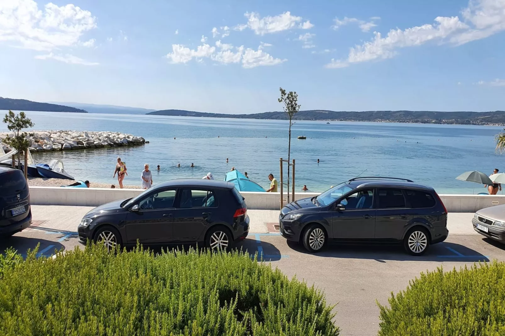 Spacious Apartment Steps from the Beach, with Private Terrace and Grill - Three Bedroom Apartment - Buitenlucht