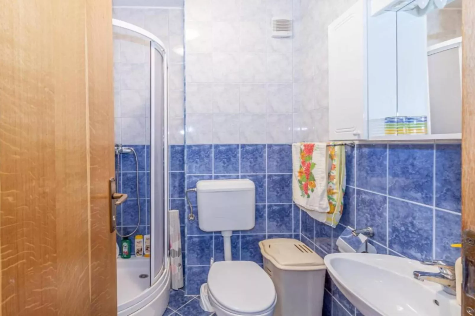 Charming and Cozy Okrug Gornji Apartment with Balcony - One Bedroom Apartment with Balcony - Badkamer