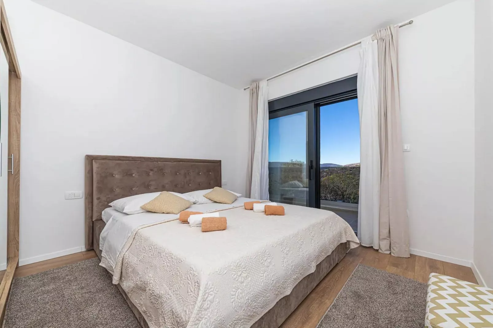Luxurious Sanctuary Villa Primorski Dolac with Pool - Three Bedroom Villa with Pool - Slaapkamer