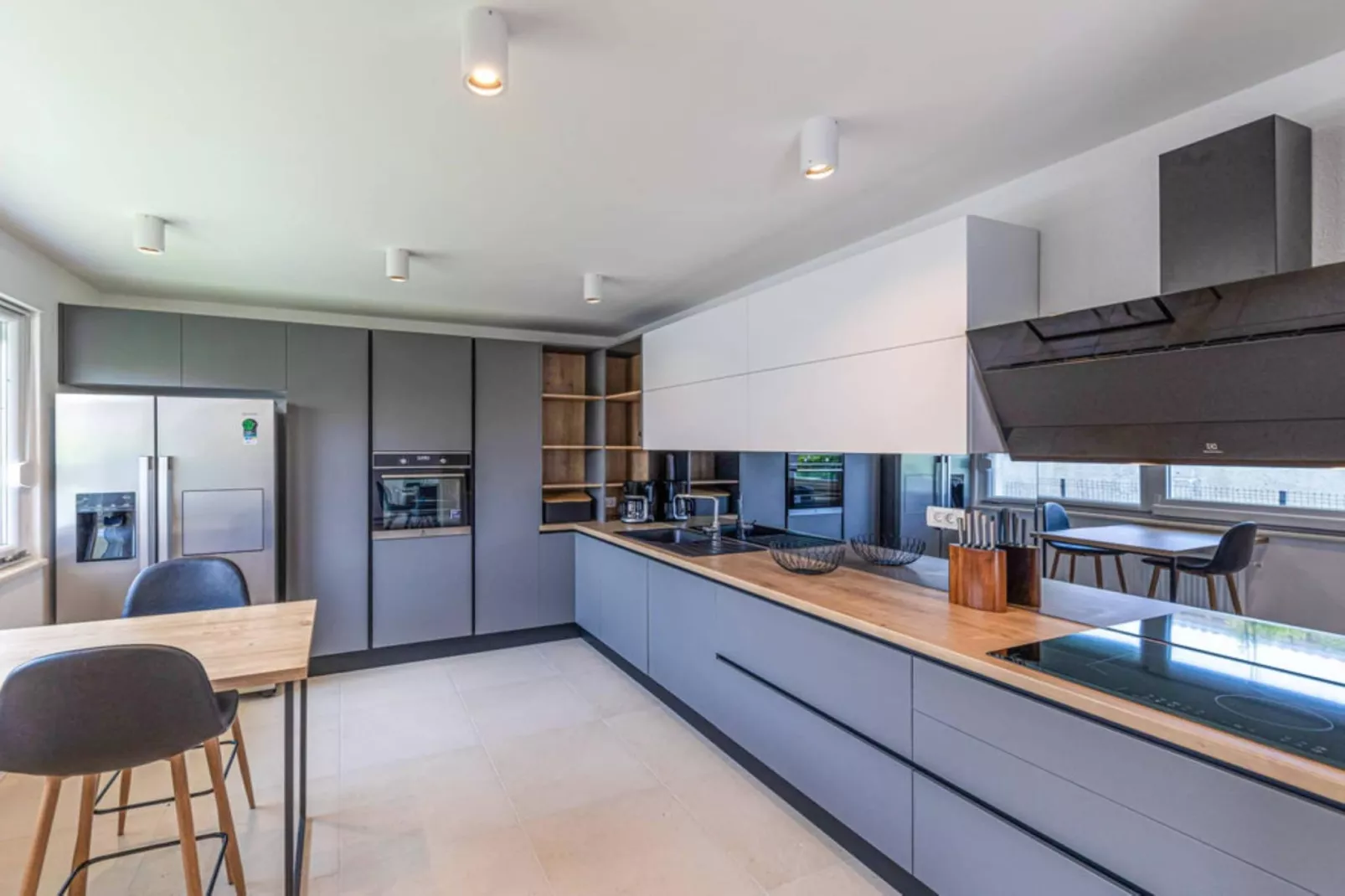 Expansive Retreat with Private Pool & BBQ, Near the Beach - Six Bedroom Villa - Keuken