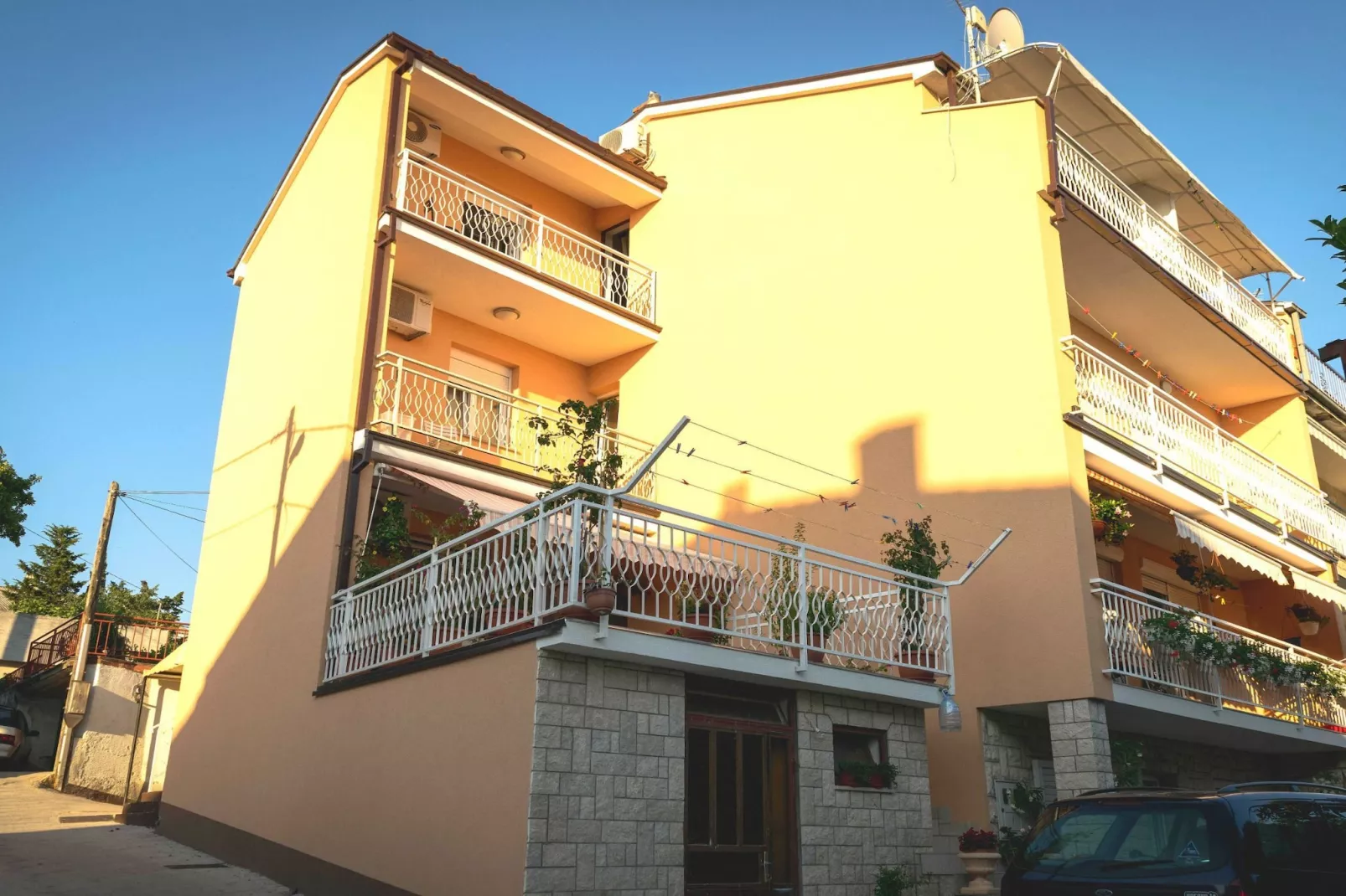 Scenic and Sunny Apartments with Sea View and Balcony - One Bedroom Apartment with Balcony (owner mali) - Buitenlucht