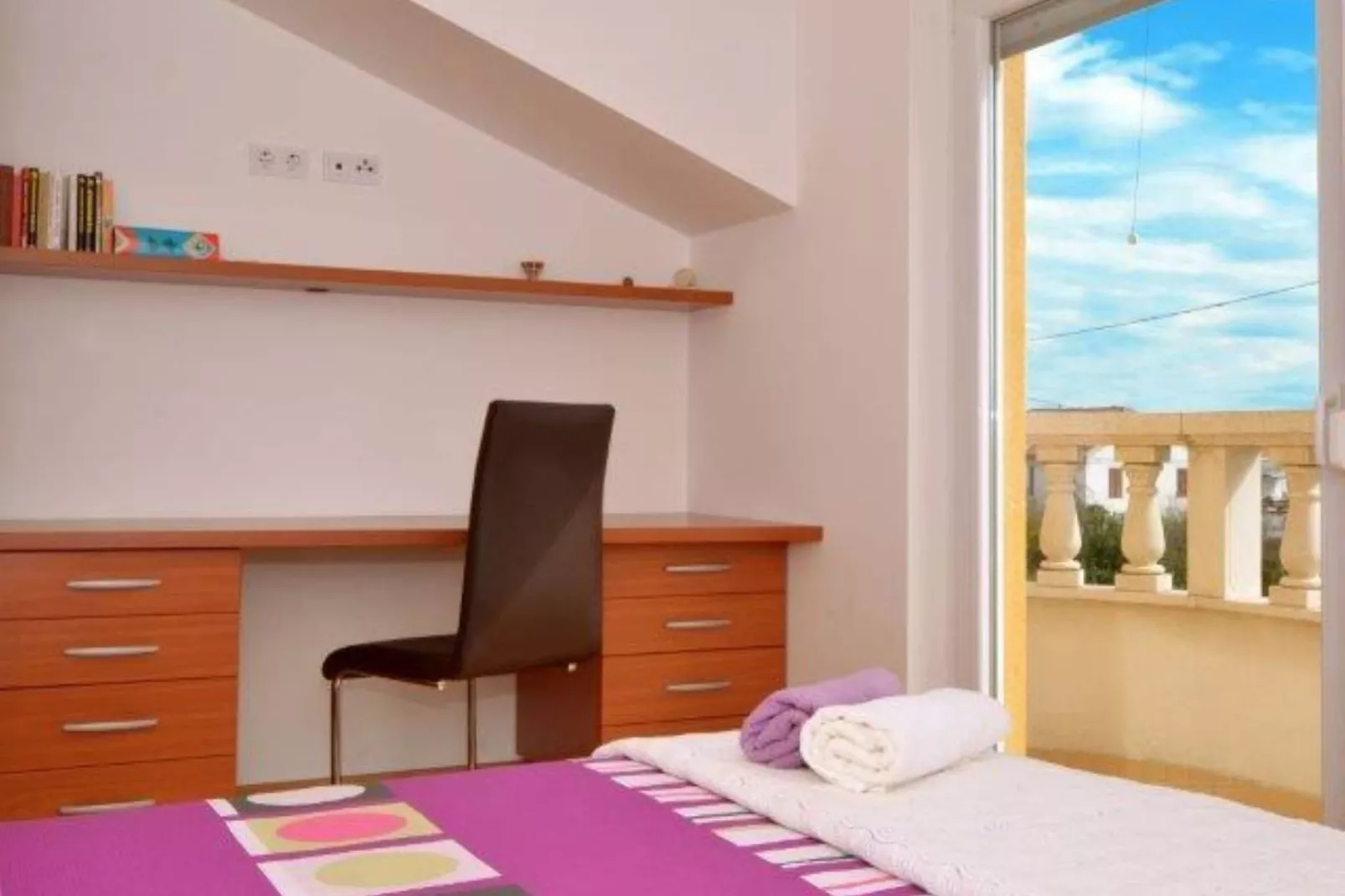 Bright Kaštela Apartment with Balcony and Private Parking - Two Bedroom Apartment - Slaapkamer