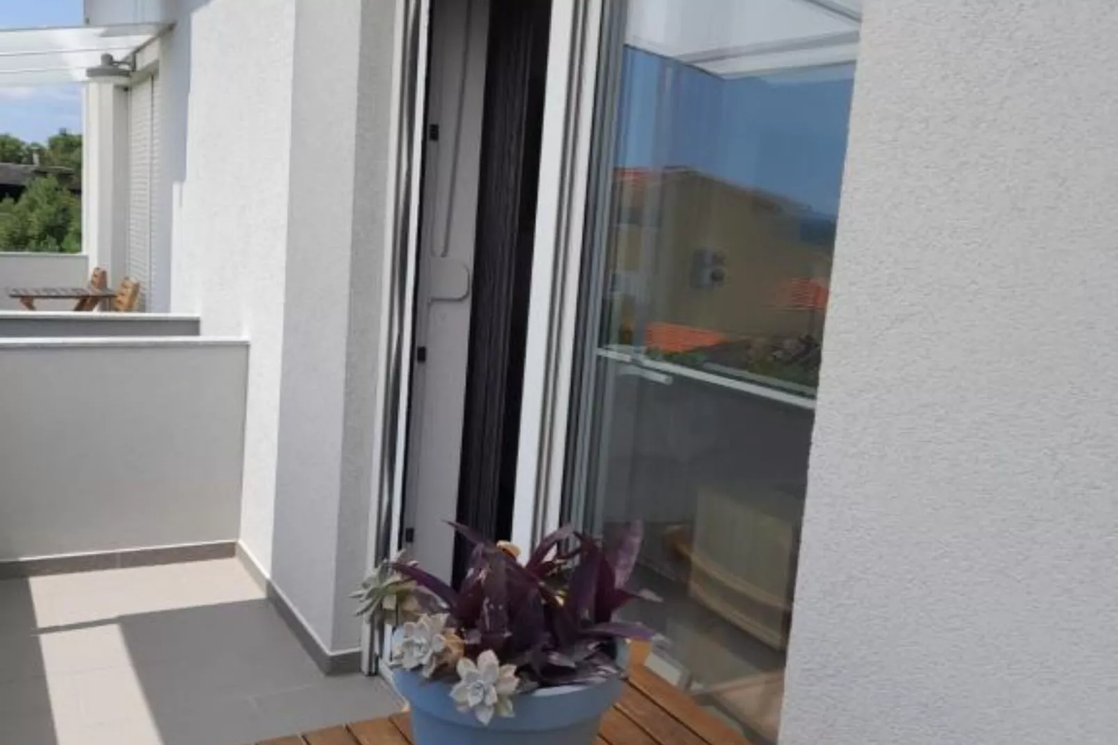 Peaceful Apartments Harfa- One Bedroom Apartment with Balcony and Partial Sea View 2 - Terrasbalkon
