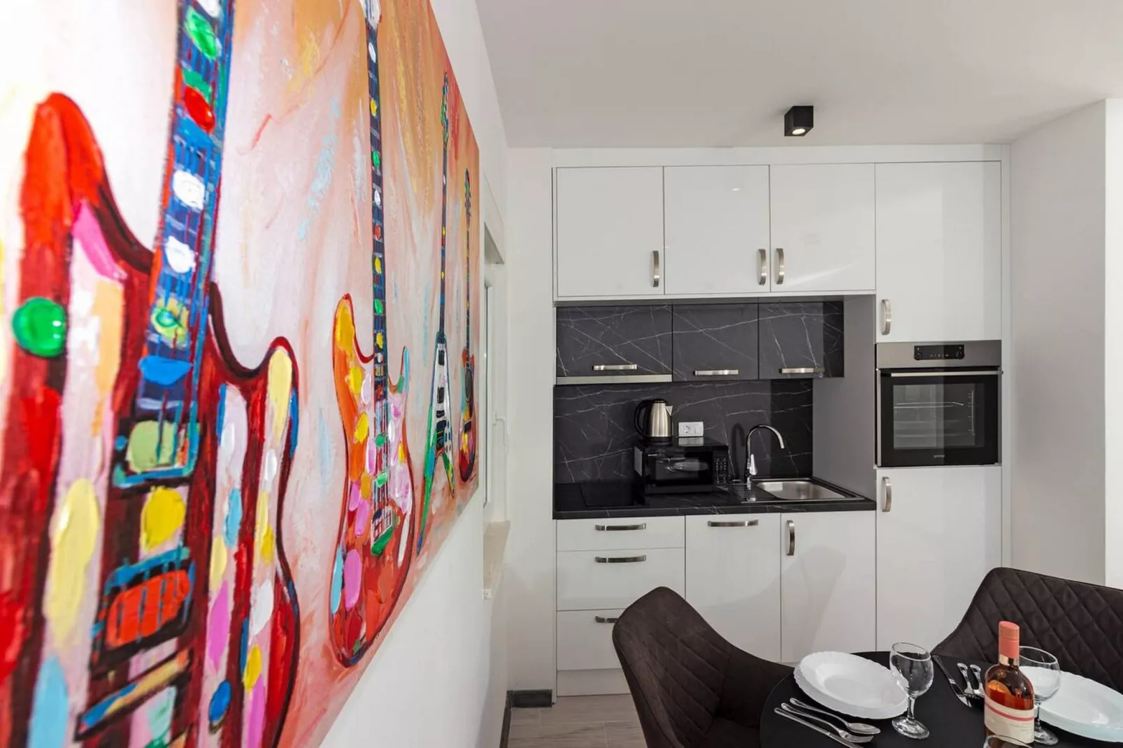 Modern Apartments with Private Balcony - Premium One Bedroom Apartment (Owner S2) - Keuken