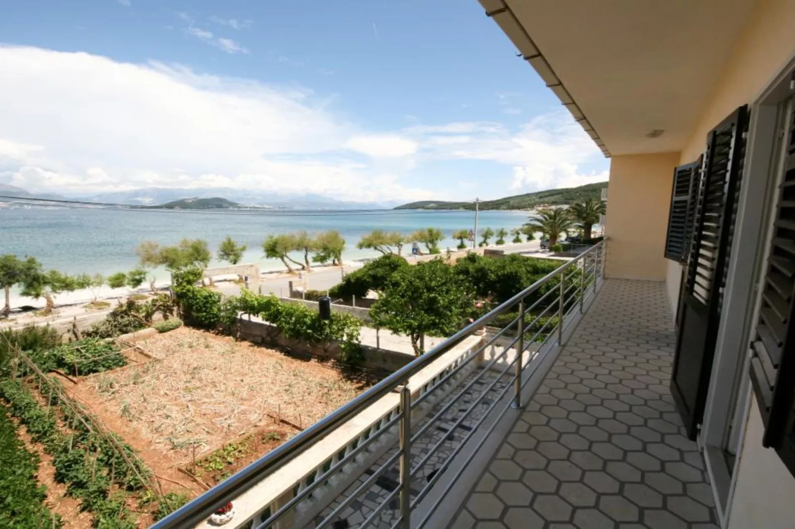 Spacious Beachfront Apartment Ciovo - Four Bedroom Apartment with Sea View - Terrasbalkon