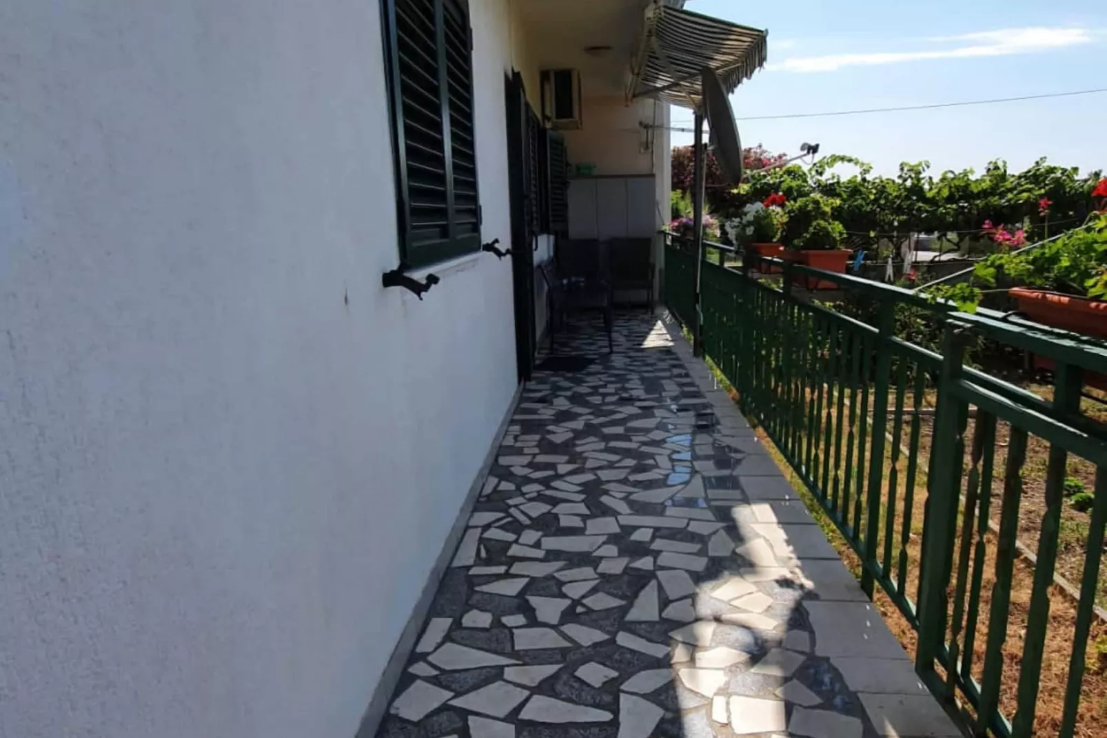 Spacious Apartment Steps from the Beach, with Private Terrace and Grill - Three Bedroom Apartment - Terras