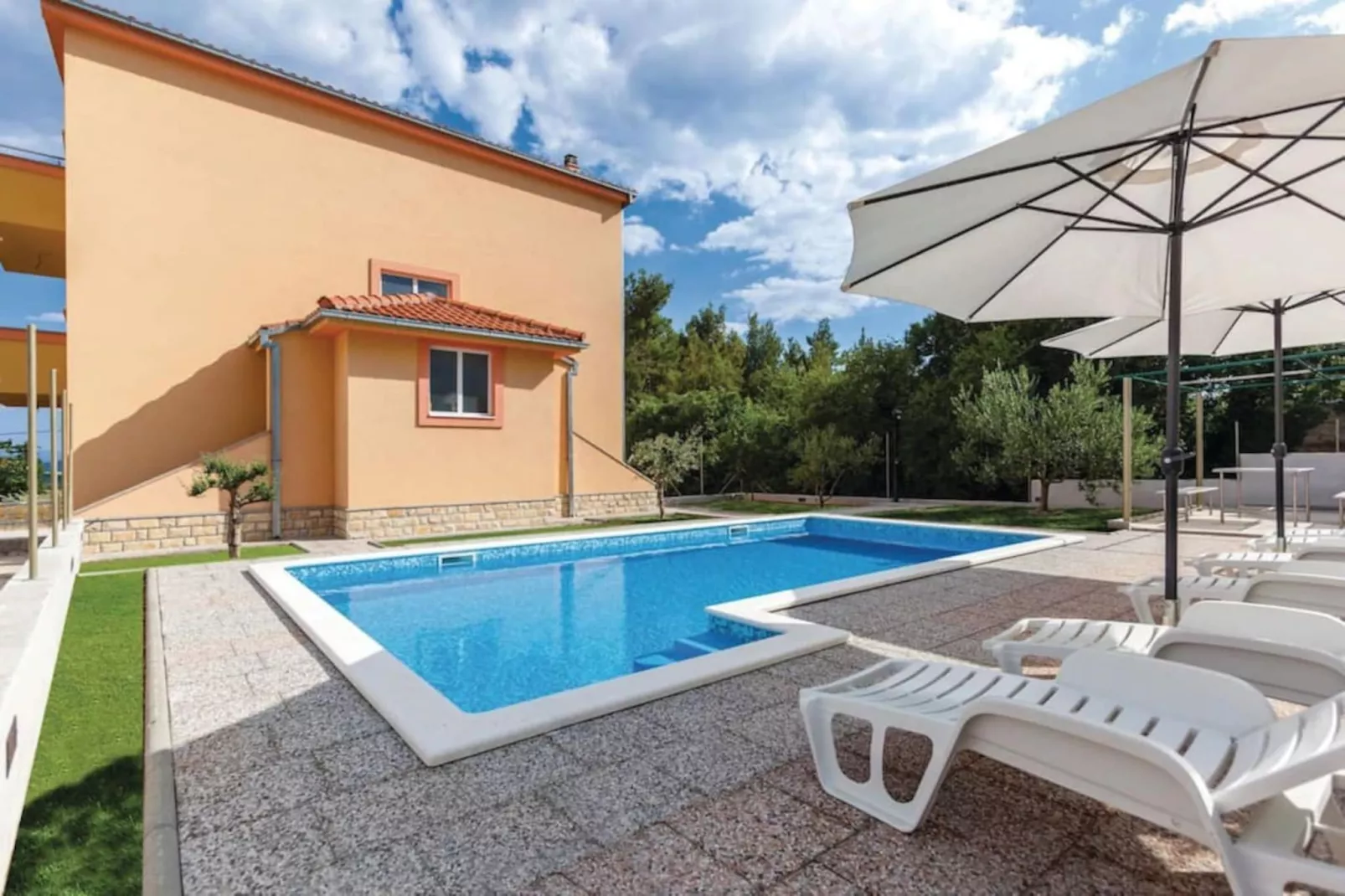 Chic and Stylish Kastel Novi Apartment with Pool - Five Bedroom Apartment With Pool - Zwembad