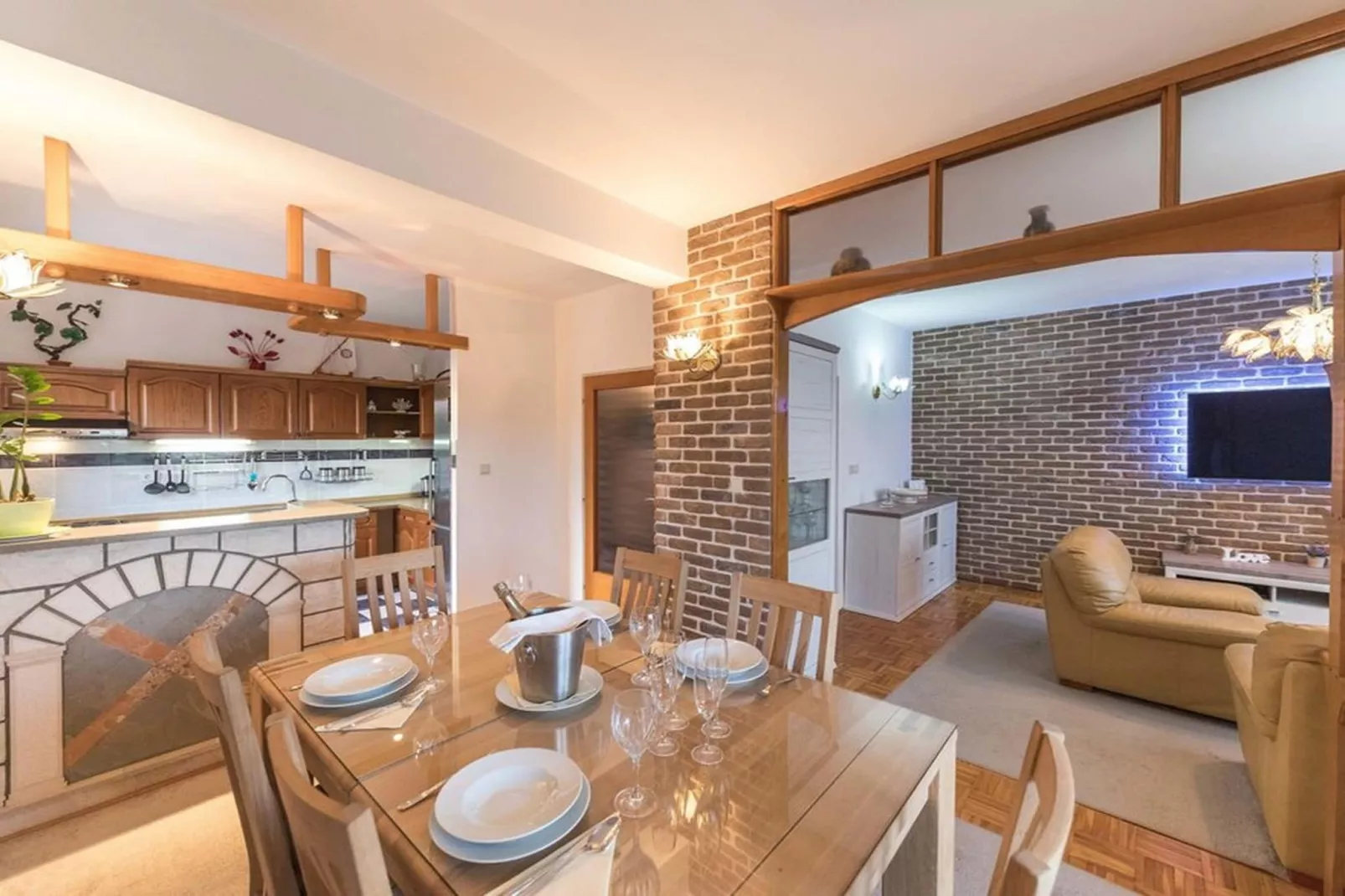 Relaxing Holiday Home with Pool, Fitness Area, and Entertainment Facilities - Six Bedroom Holiday Home - Eetkamer
