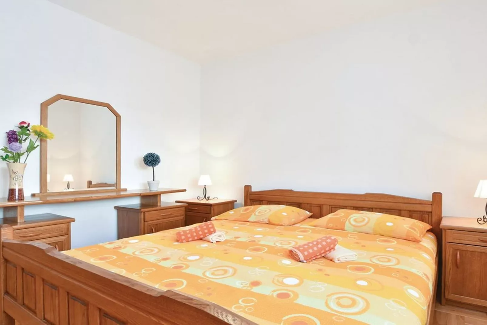 Serene Villa with Pool, BBQ, and Authentic Tavern Surrounded by Nature - Five Bedroom Holiday Home - Slaapkamer