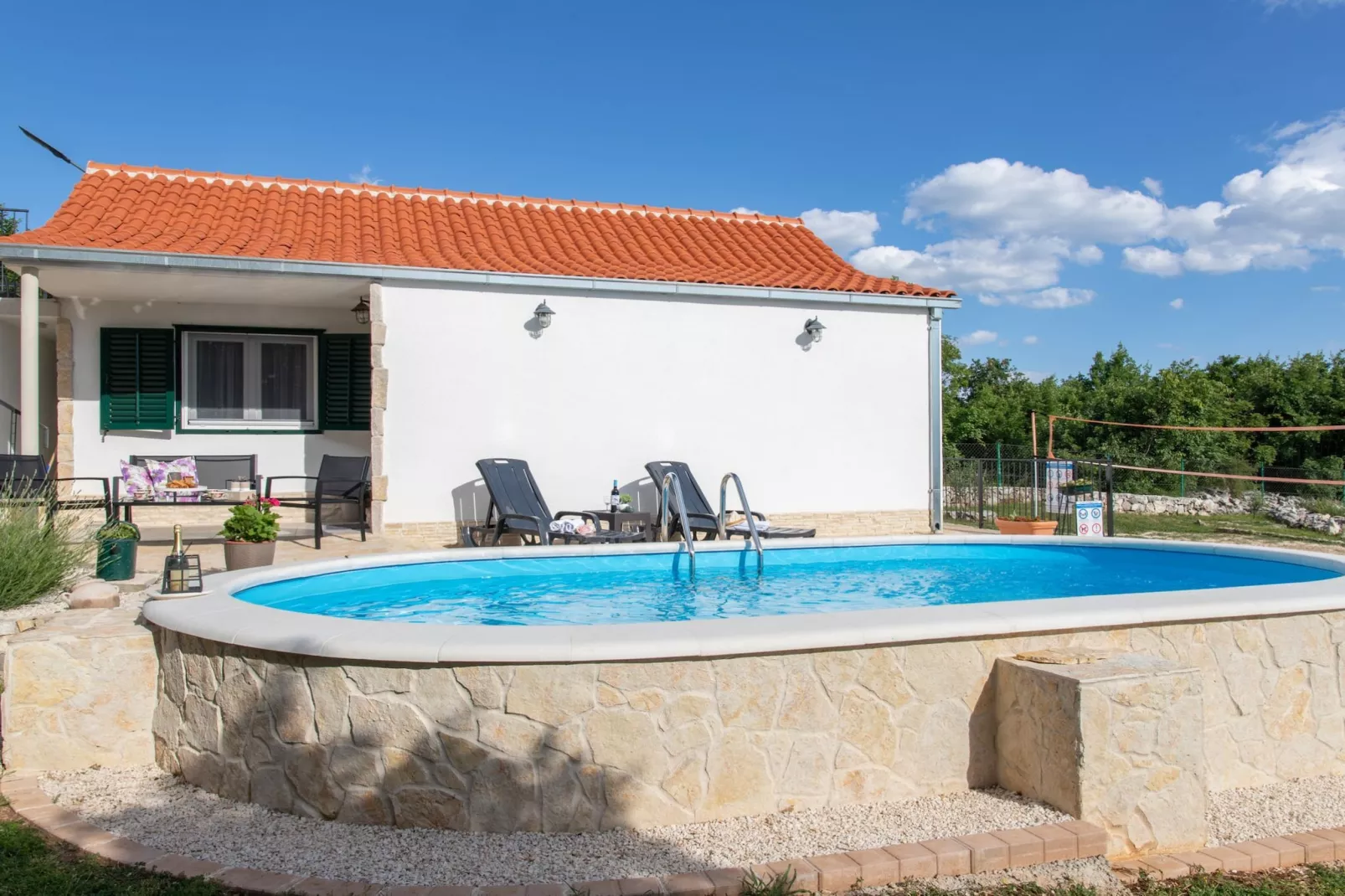 Serene Retreat Holiday Home with Pool - Two Bedroom Holiday Home with Pool - Buitenlucht