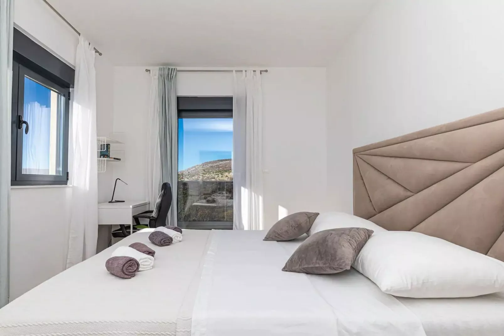 Luxurious Sanctuary Villa Primorski Dolac with Pool - Three Bedroom Villa with Pool - Slaapkamer