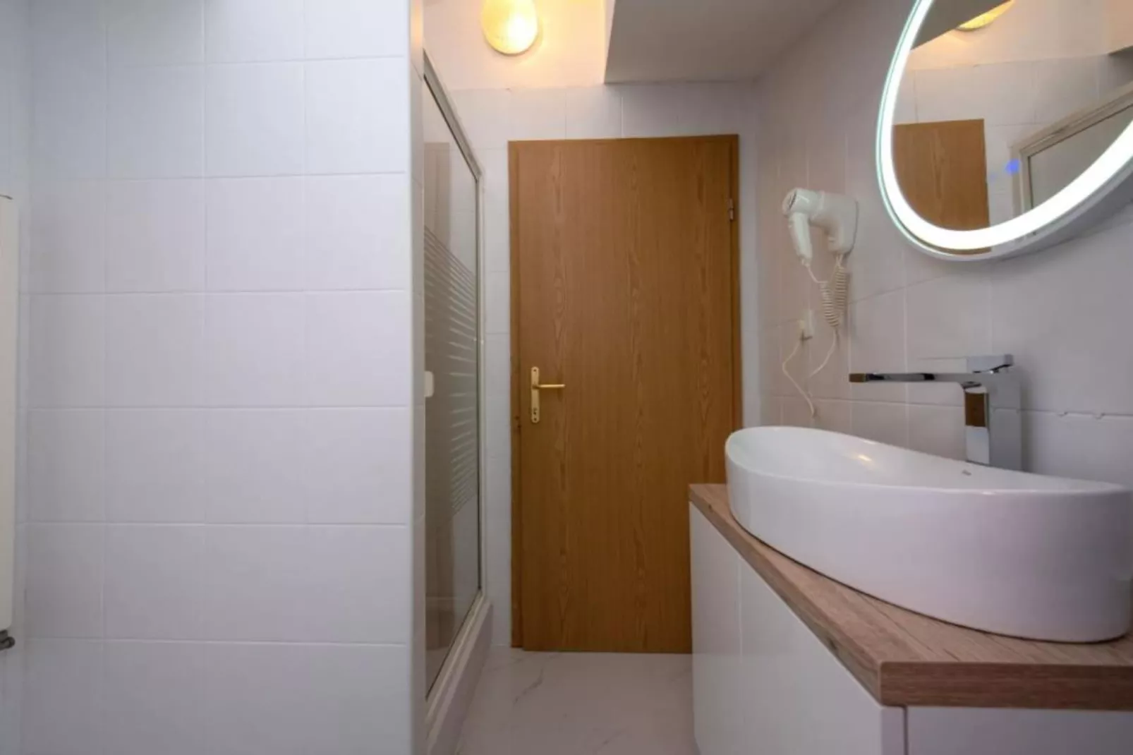 Villa Tomi- Classic Double Room With Sea View (9) - Badkamer
