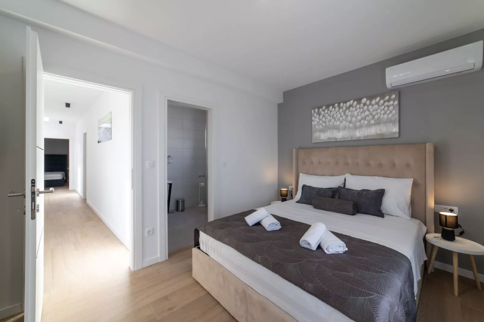 Luxury Kastela Villa with Heated Pool and Lounge Area - Four Bedroom Villa - Slaapkamer