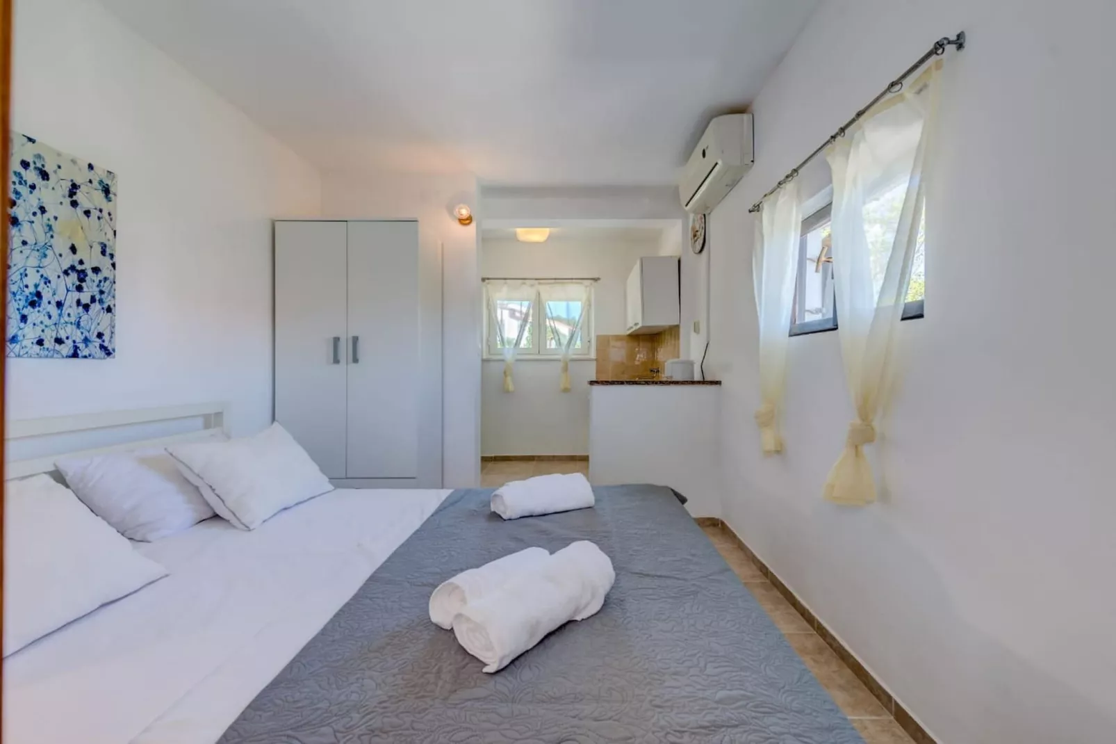 Seaside Getaway Holiday Home with Patio Slatine - Three Bedroom Holiday Home - Slaapkamer