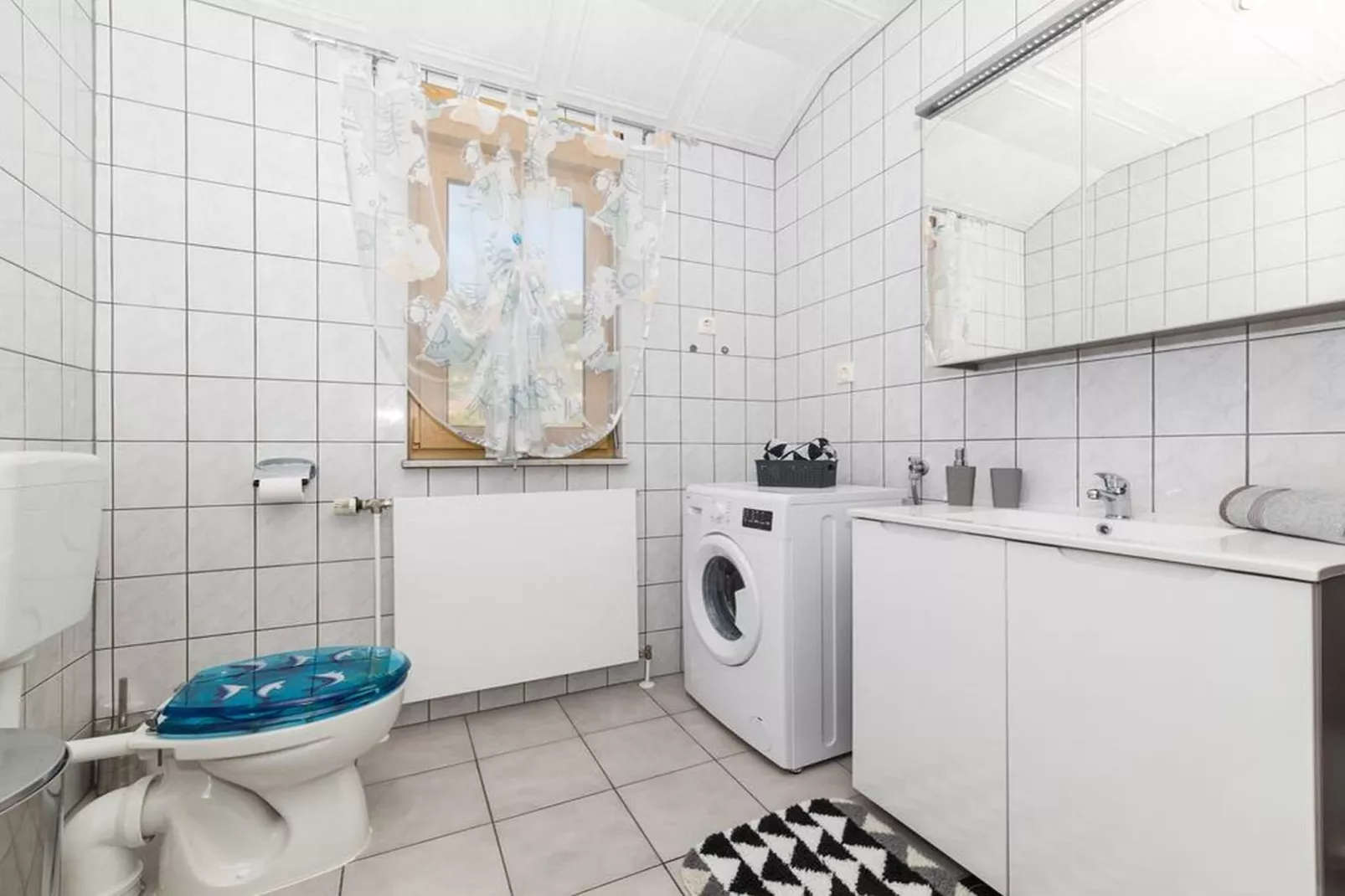 Spacious Holiday Home with Pool and Hot Tub in Kastel Stari - Four Bedroom Holiday Home with Pool - Badkamer