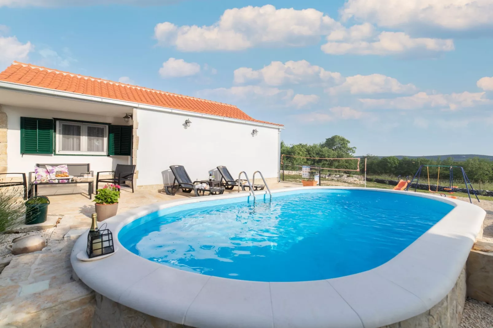 Serene Retreat Holiday Home with Pool - Two Bedroom Holiday Home with Pool - Buitenlucht