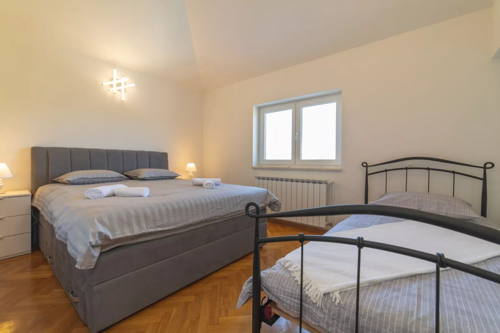 Idyllic Getaway Lovrec Villa with Pool - Five Bedroom Villa with Pool - Slaapkamer