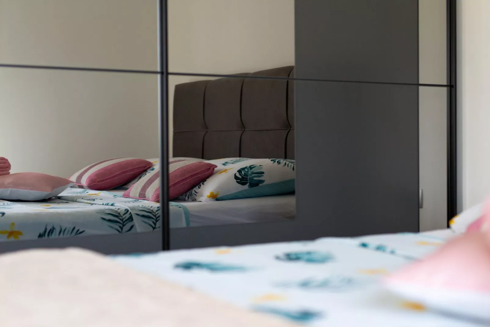 Trendy and Chic Apartment with Terrace and Private Garden - One Bedroom Apartment - Slaapkamer