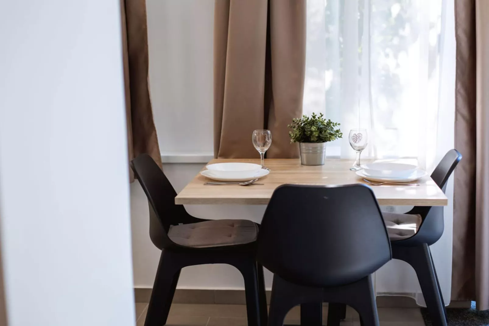 Stylish Apartments with Osijek Near Top Attractions - Standard Studio Apartment  - Maks 3 - Eetkamer