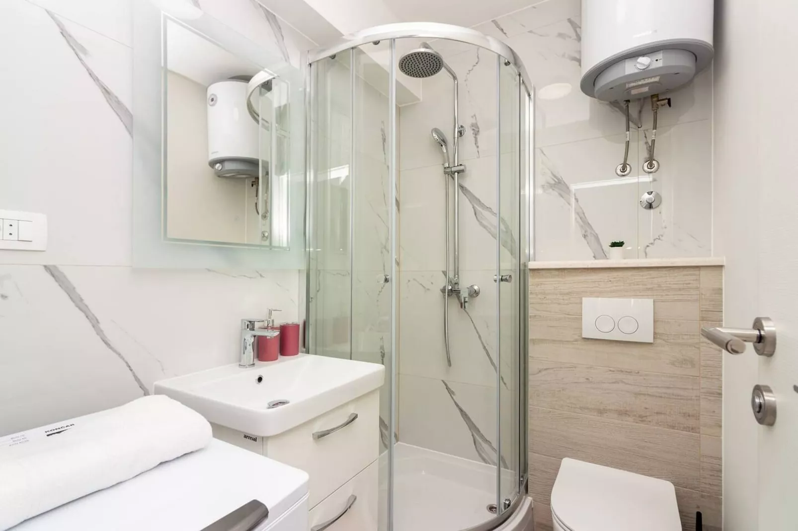 Modern Apartments with Private Balcony - One Bedroom Apartment (Owner S1) - Badkamer