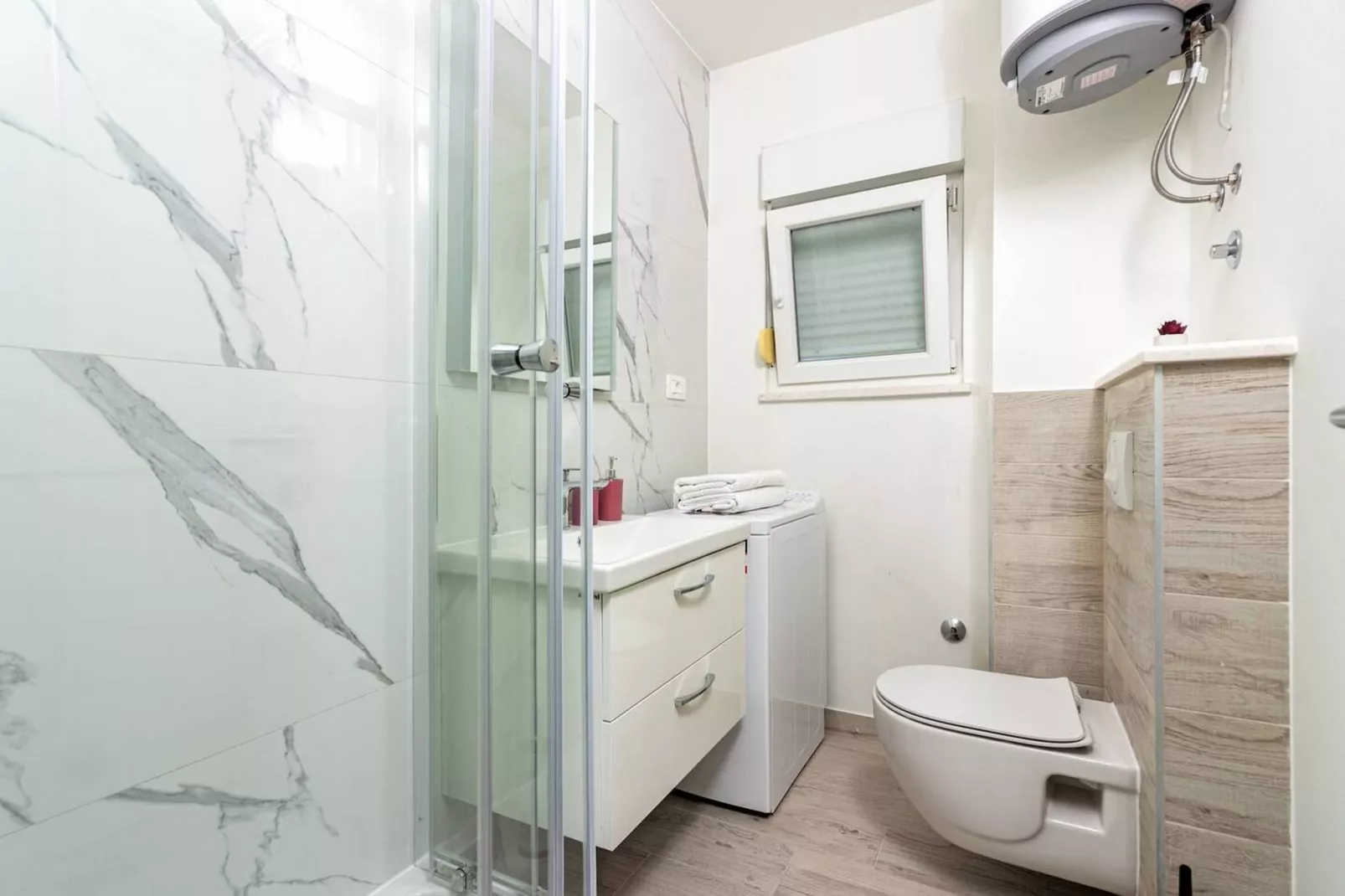 Modern Apartments with Private Balcony - Deluxe One Bedroom Apartment (Owner S3) - Badkamer