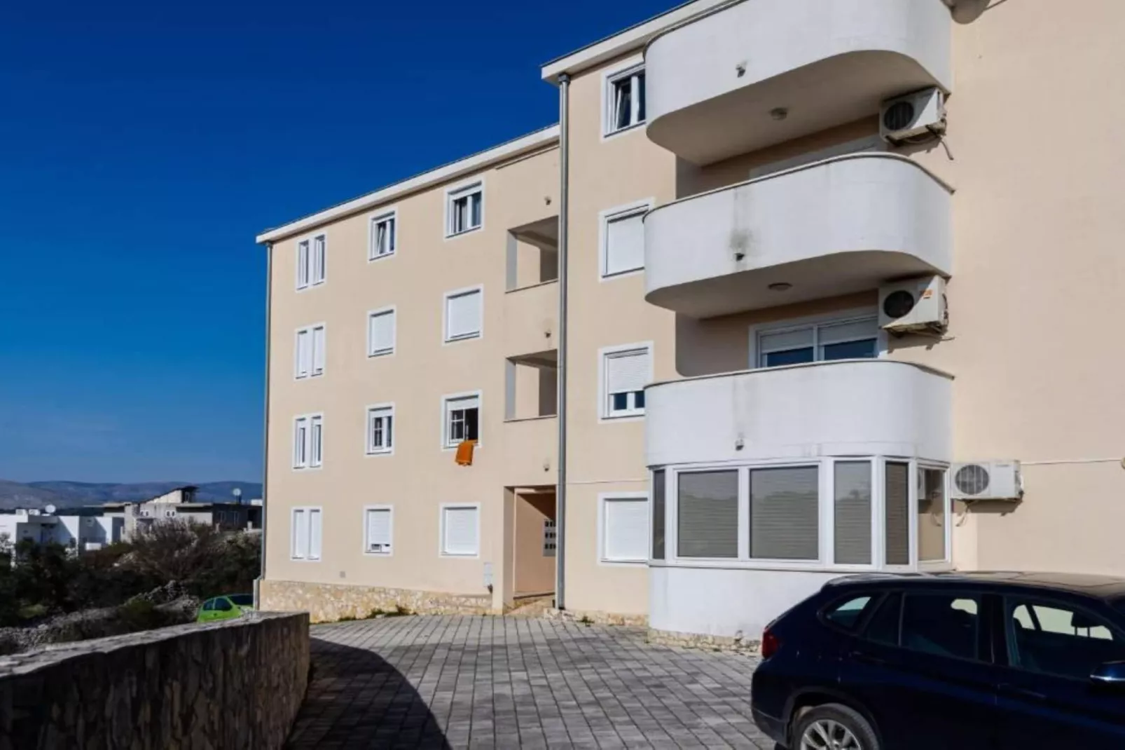 Charming and Cozy Okrug Gornji Apartment with Balcony - One Bedroom Apartment with Balcony - Buitenlucht