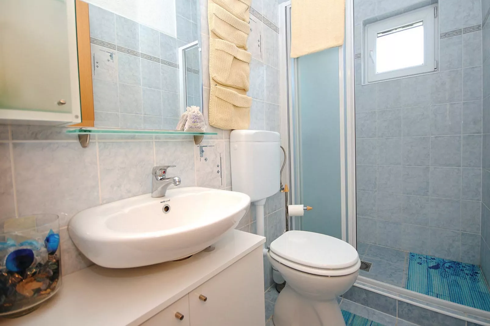 Picturesque Escape Holiday Home with Pool and Sauna - Four Bedroom Holiday Home with Sauna and Pool - Badkamer