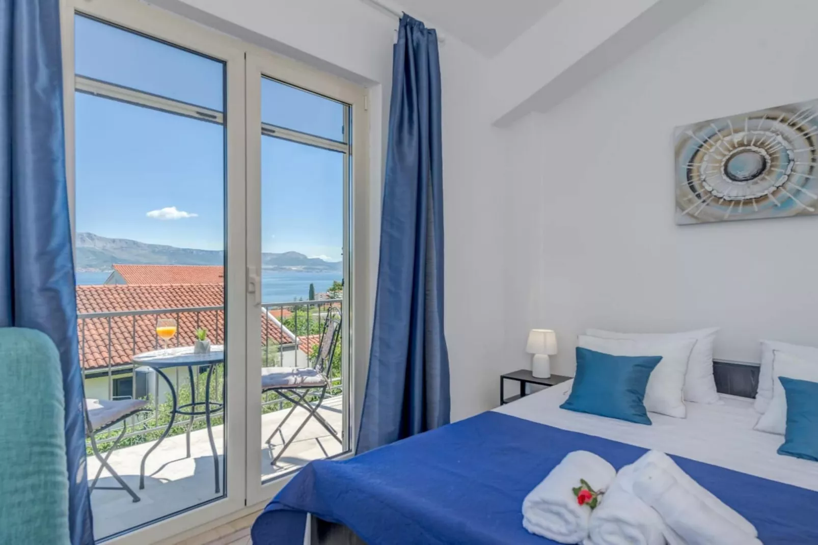 Seaside Getaway Holiday Home with Patio Slatine - Three Bedroom Holiday Home - Slaapkamer