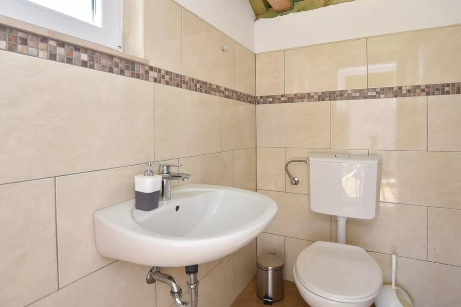 Serene Villa with Pool, BBQ, and Authentic Tavern Surrounded by Nature - Five Bedroom Holiday Home - Badkamer