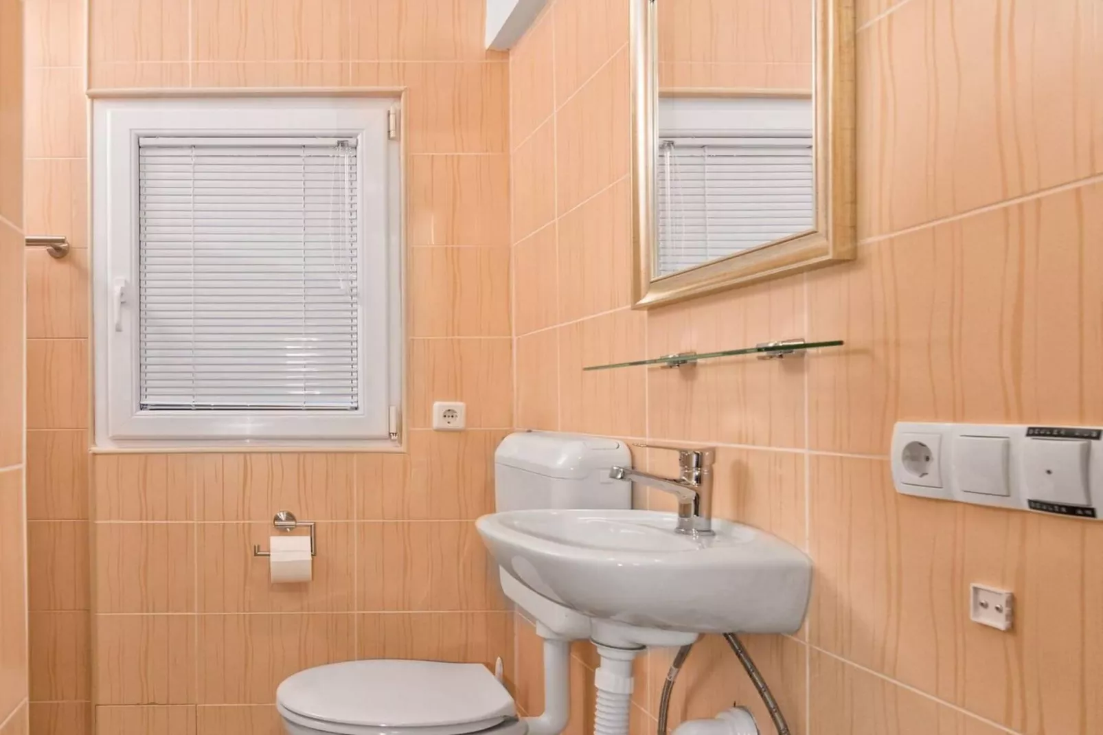 Hidden Gem Holiday Home with Pool in Kastel Stafilic - Two Bedroom Holiday Home with Pool - Badkamer
