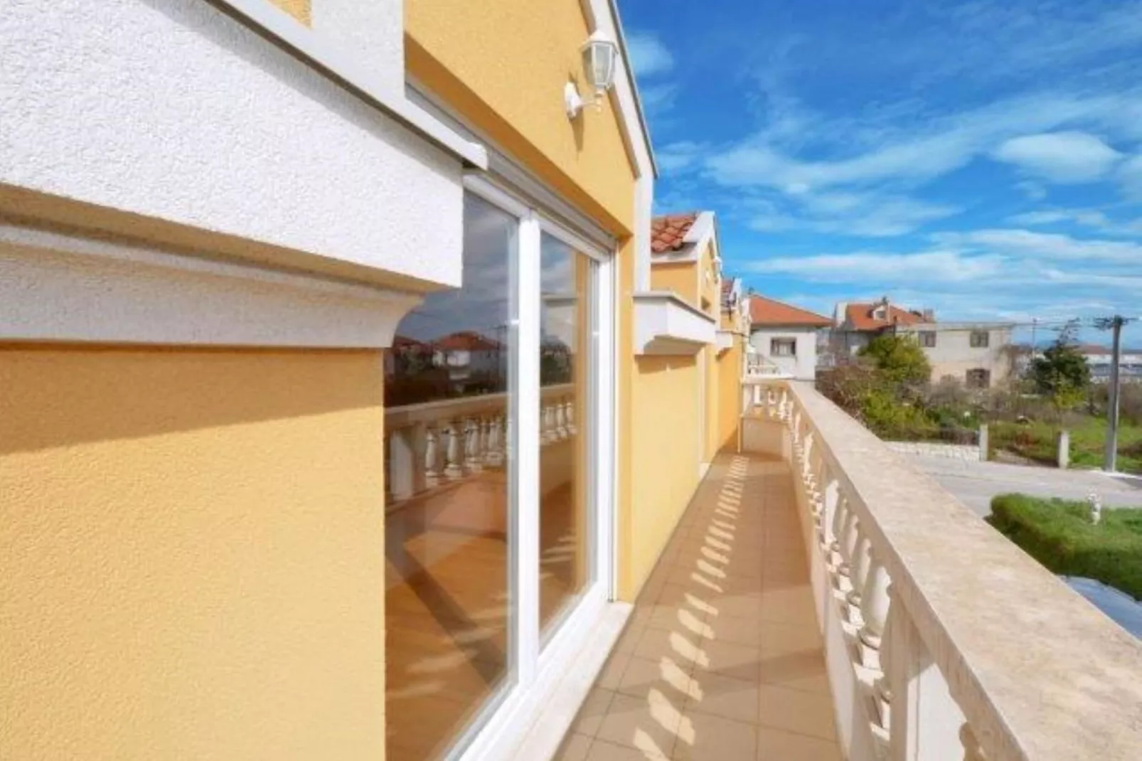 Bright Kaštela Apartment with Balcony and Private Parking - Two Bedroom Apartment - Terrasbalkon