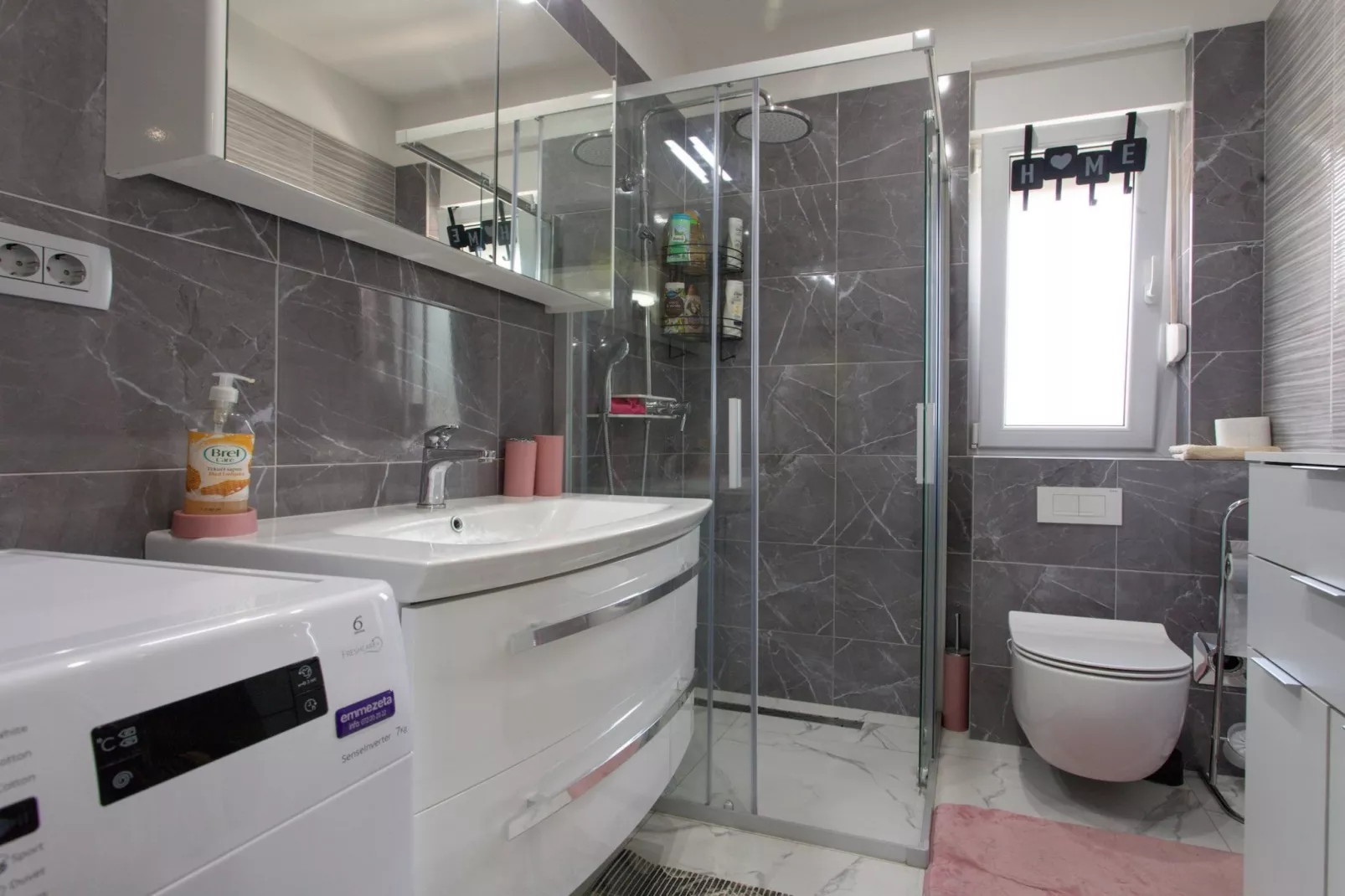 Trendy and Chic Apartment with Terrace and Private Garden - One Bedroom Apartment - Badkamer