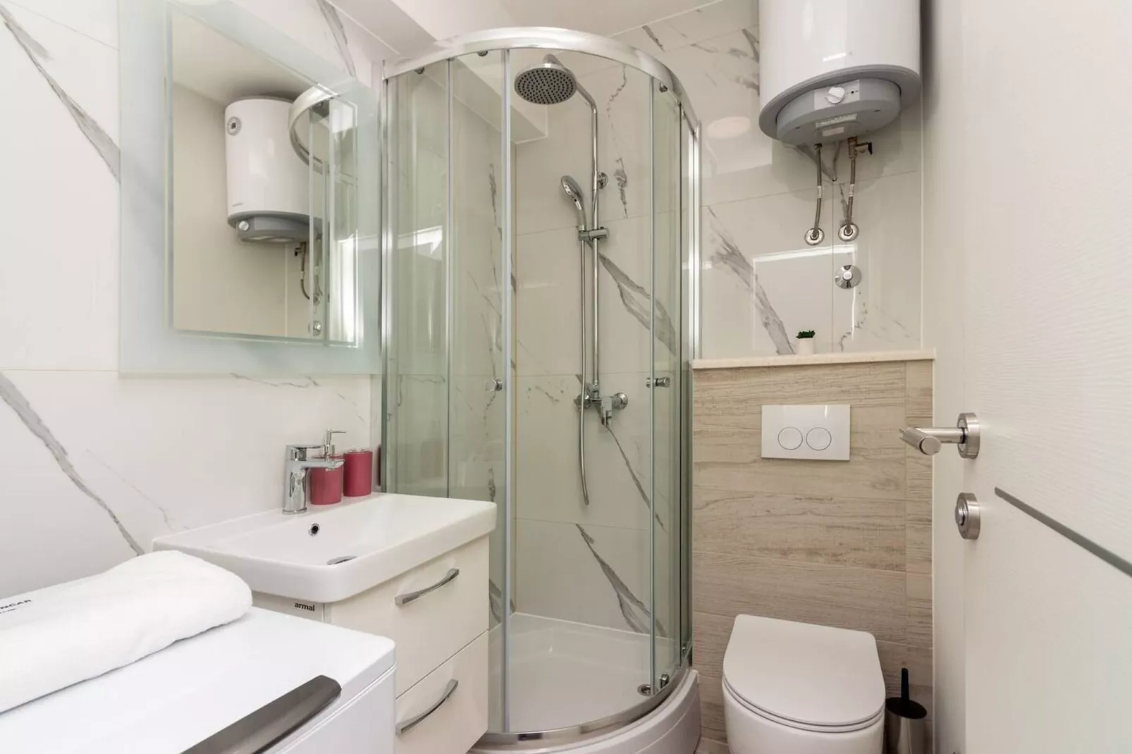 Modern Apartments with Private Balcony - One Bedroom Apartment (Owner S1) - Badkamer