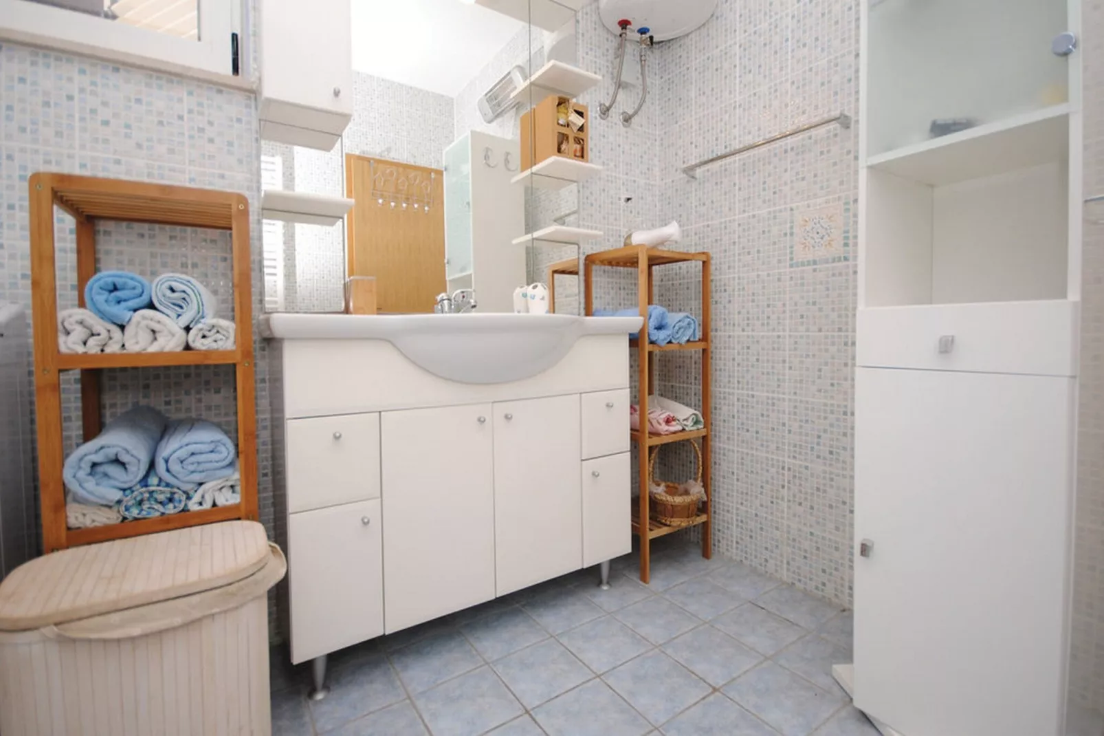 Picturesque Escape Holiday Home with Pool and Sauna - Four Bedroom Holiday Home with Sauna and Pool - Badkamer