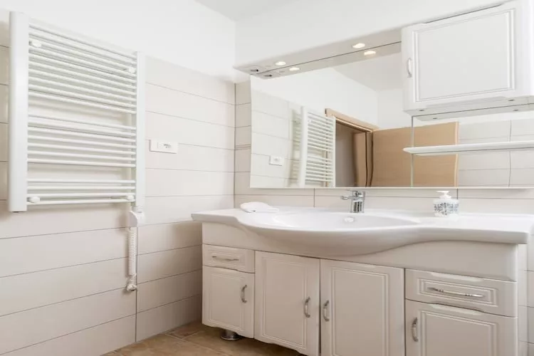 Wonderful Labin Villa with Private Pool and Sea Views - Three Bedroom - Badkamer