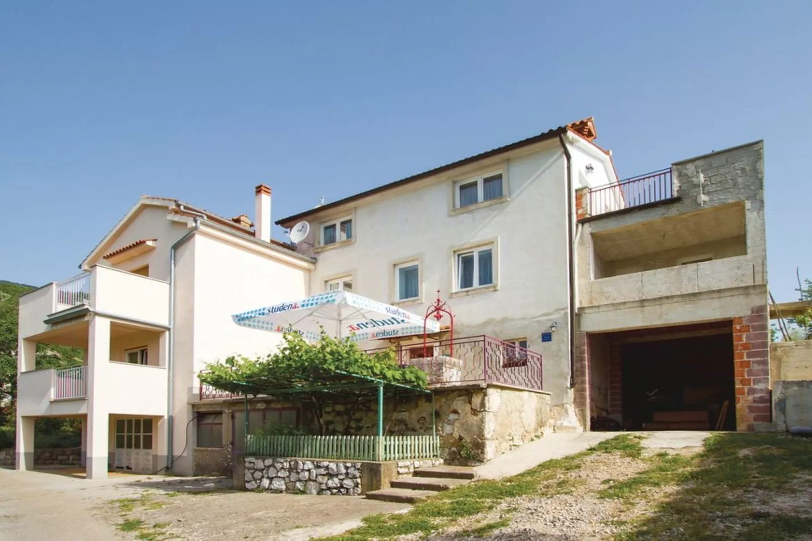 Scenic Seafront Brsec Apartment - Three Bedroom Apartment  with Terrace - Buitenlucht