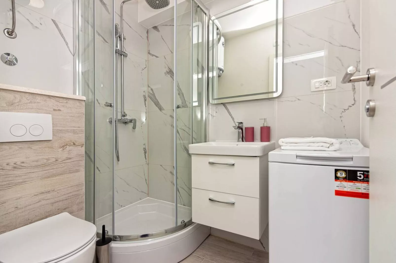 Modern Apartments with Private Balcony - Premium One Bedroom Apartment (Owner S2) - Badkamer