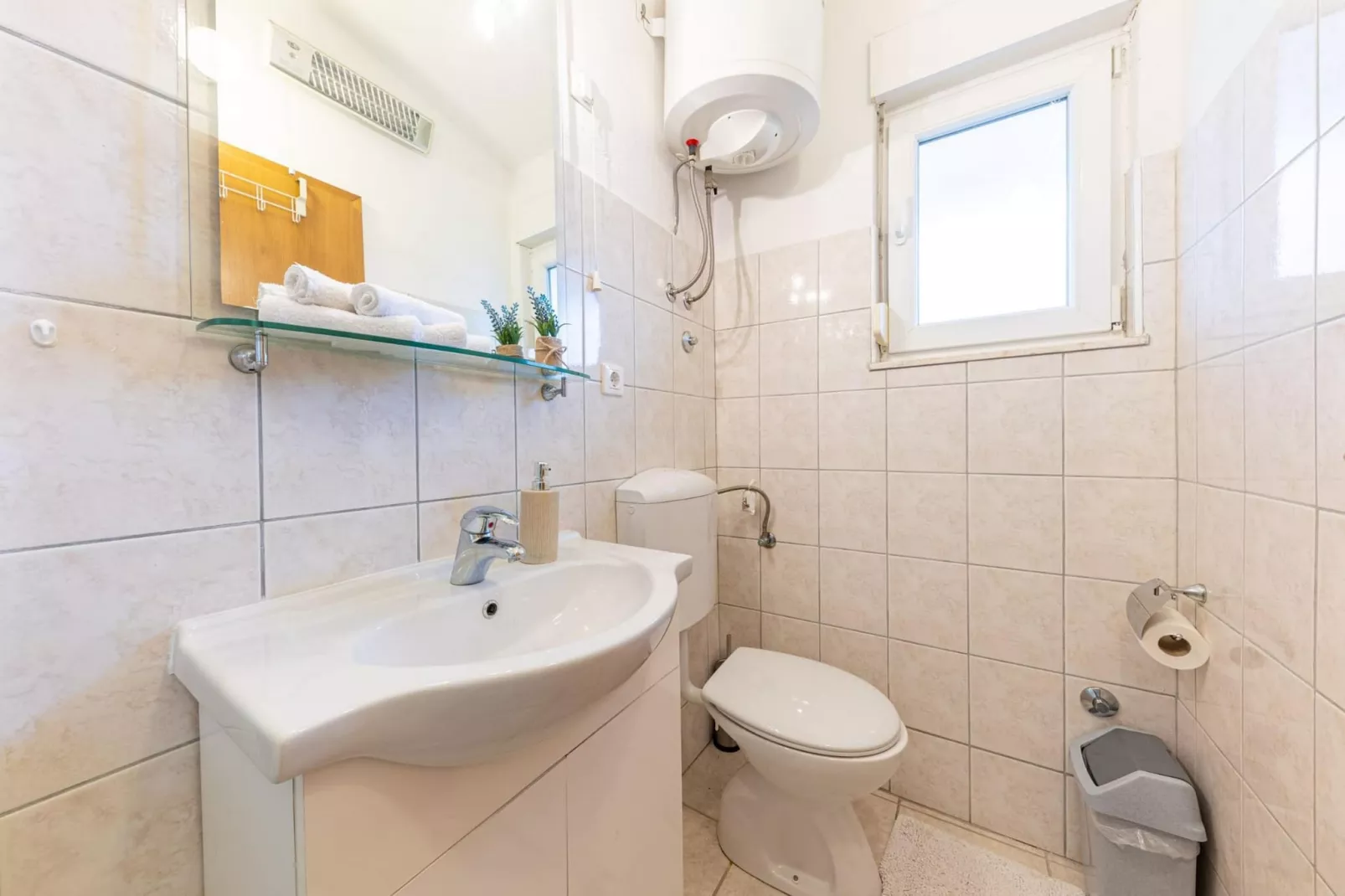 Spacious Prgomet Retreat with Private Pool, Fitness Centre, and Garden - Three Bedroom Villa - Badkamer