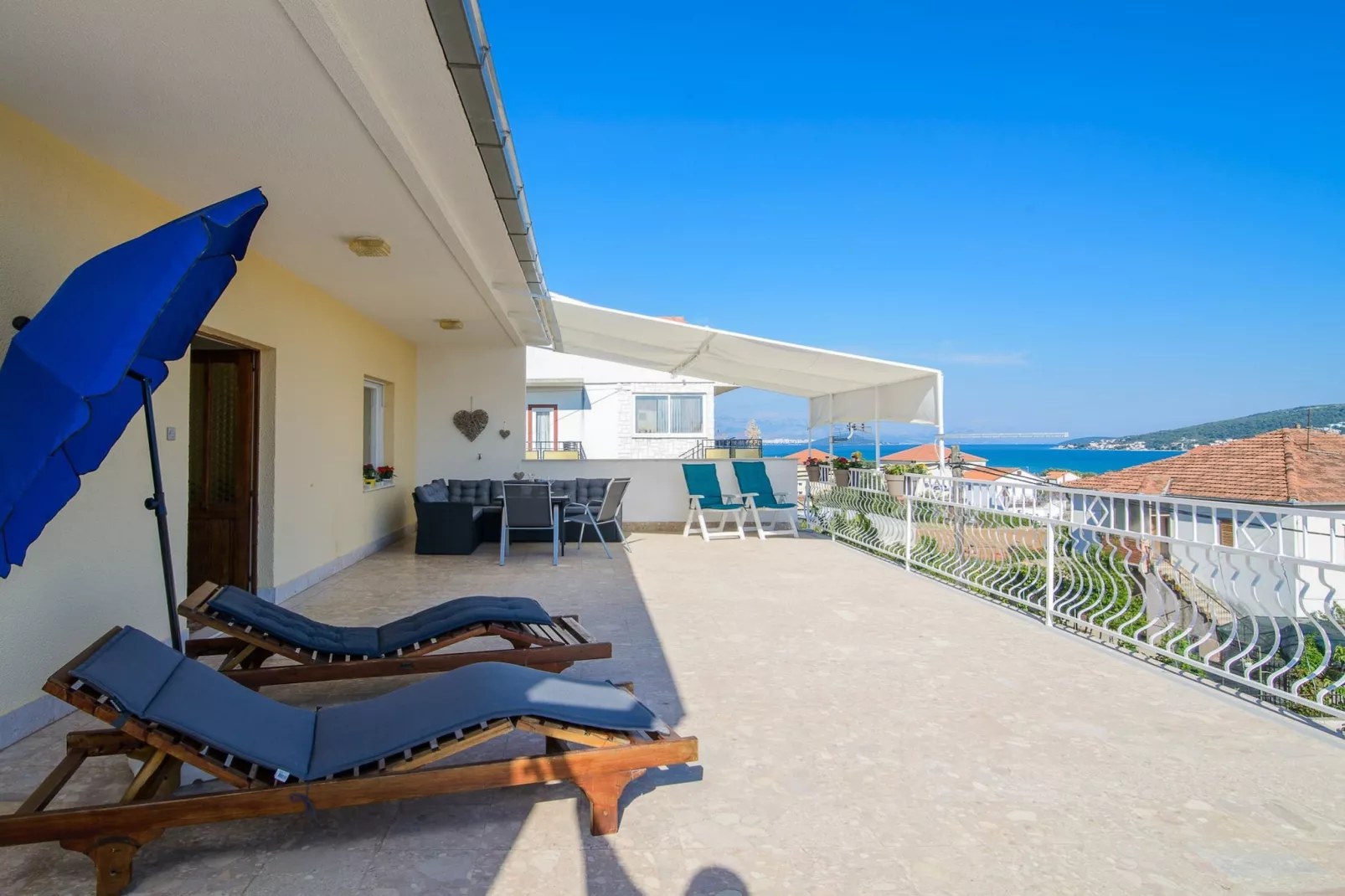 Modern Apartment Near Trogir Beach with Sea View Terrace and Lounge Area - Two Bedroom Apartment - Terrasbalkon