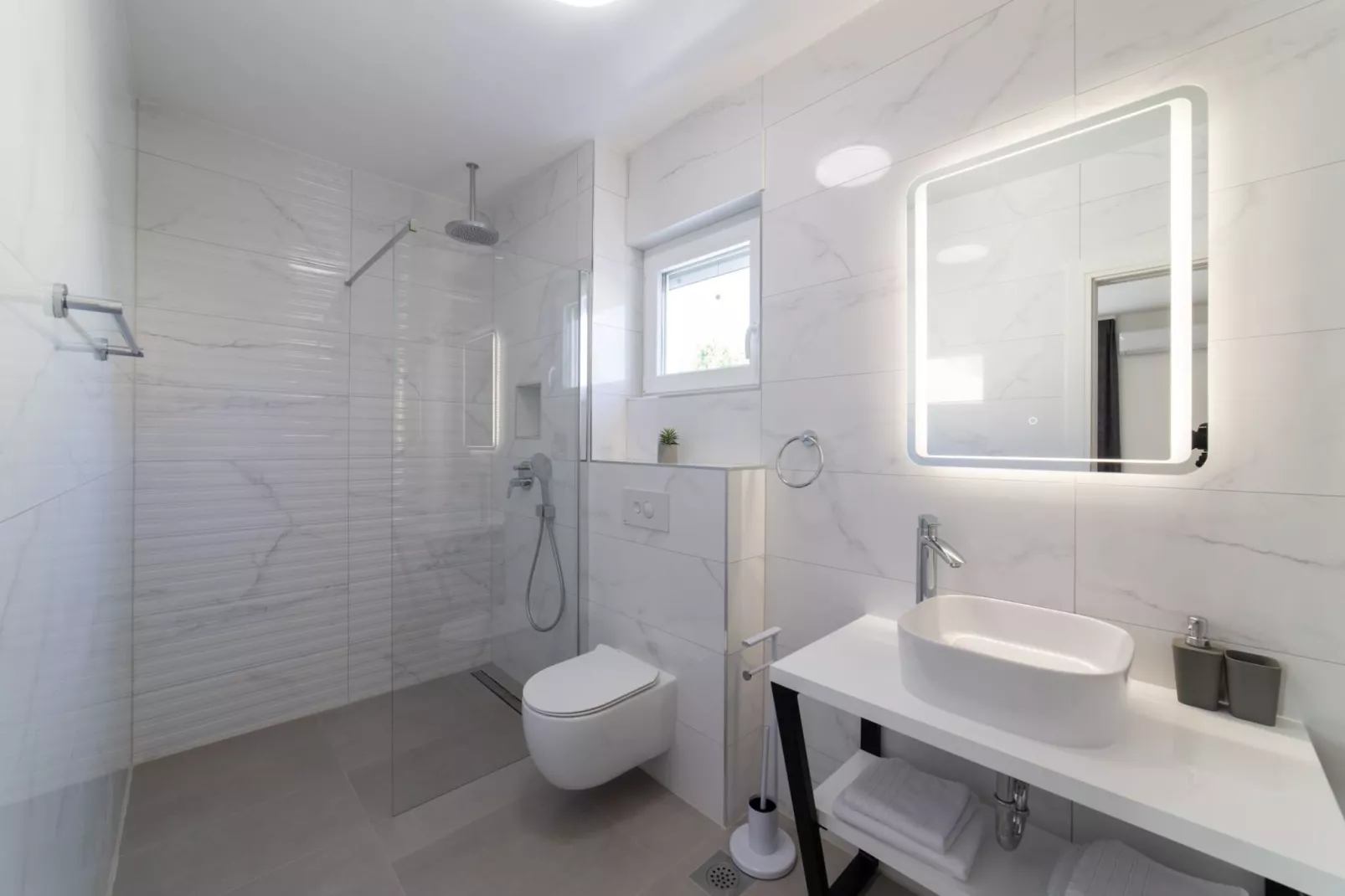 Luxury Kastela Villa with Heated Pool and Lounge Area - Four Bedroom Villa - Badkamer