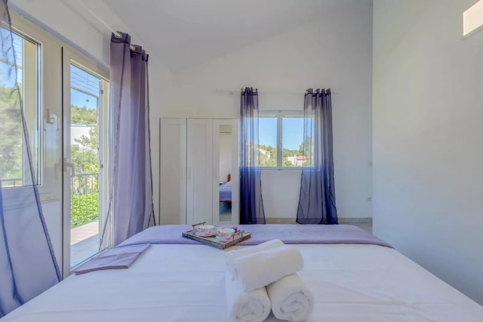 Seaside Getaway Holiday Home with Patio Slatine - Three Bedroom Holiday Home - Slaapkamer
