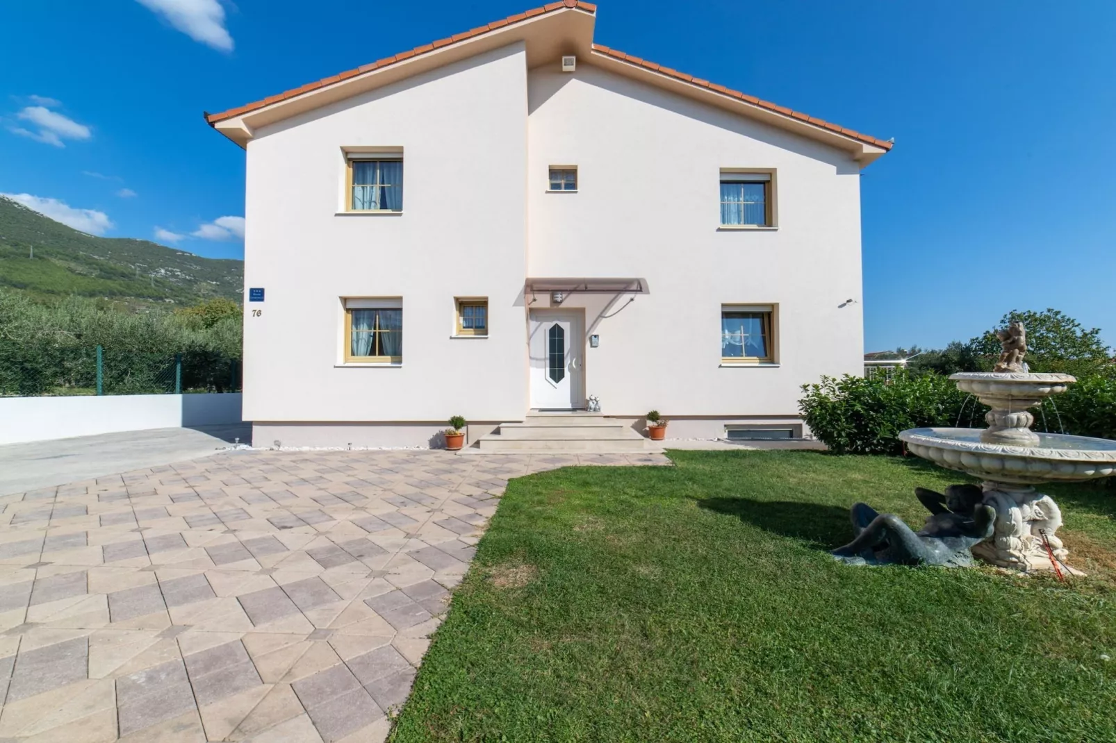 Spacious Holiday Home with Pool and Hot Tub in Kastel Stari - Four Bedroom Holiday Home with Pool - Buitenlucht