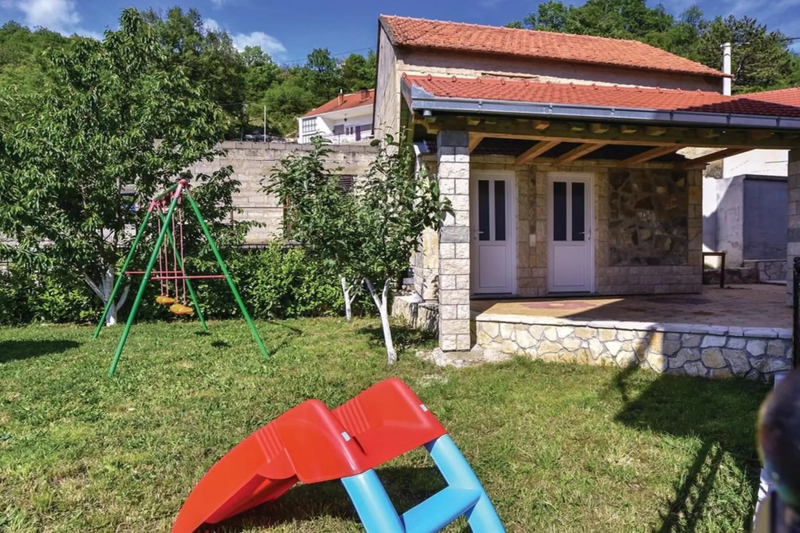 Serene Villa with Pool, BBQ, and Authentic Tavern Surrounded by Nature - Five Bedroom Holiday Home - Buitenlucht